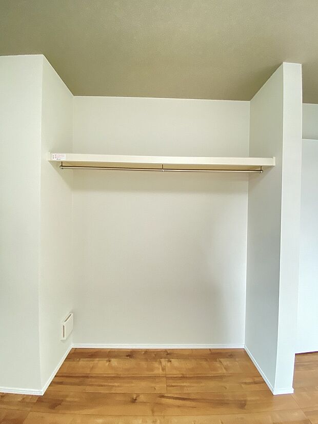 クローゼットに入るお洋服も見やすく、毎日に服選びも楽しくなりますね。