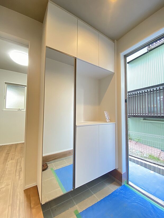 天井まで届く大容量シューズボックスで、靴の収納もラクラク