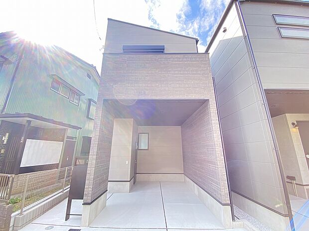 太陽に愛された邸宅。陽当たり通風に恵まれた、心地いいお住まいです。