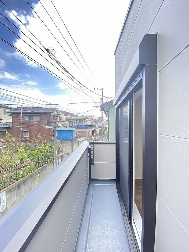 陽光あふれる青空の下、開放感と快適さが共存する理想の住環境です。