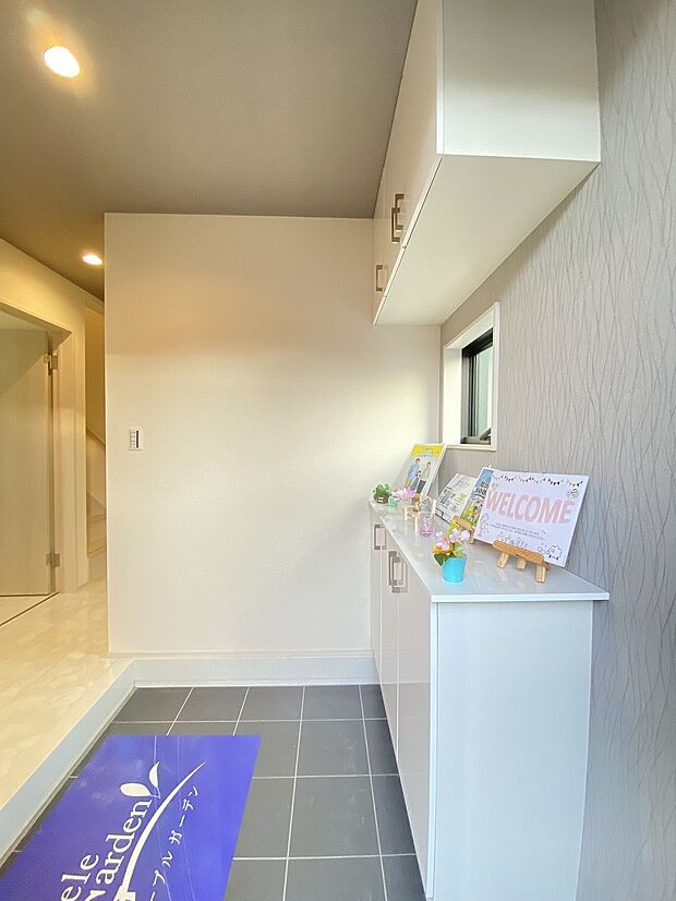 白を基調にした玄関が、家族をそっと迎えてくれる優しい空間です。