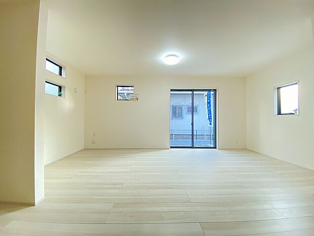 白と木のコントラストが映える家族の絆を紡いでくれるリビング。