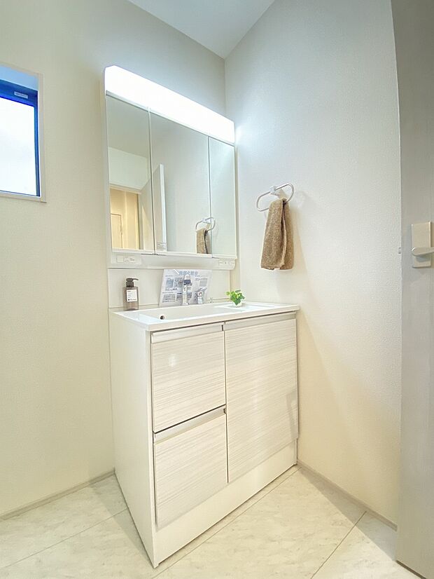 広々としたスペースと機能性を兼ね備えたパウダールームで、毎日の準備がもっと楽しく、もっとスムーズに。