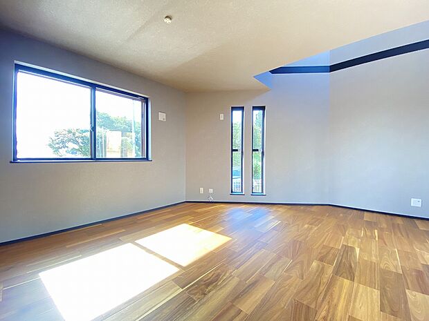 お気に入りのインテリアも引き立つ、優しい色調のフローリングと白いクロス。落ち着いた空間です。