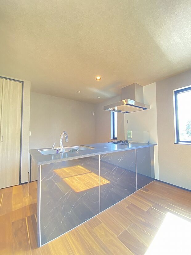 キッチンスペースも広いのでお子様といっしょに楽しくお料理もできます。