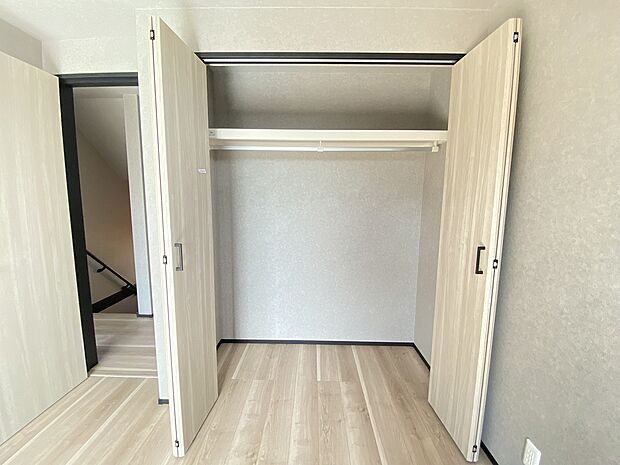 下半分に突っ張り棒を設置すると、倍容量のお洋服がかけられます。