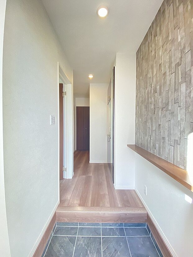 明るさと温かさに満ちた、家族を迎える穏やかな玄関スペースです。