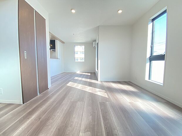 光が広がる、すっきり美しい住まい。家族が集まるリビングになりますね。