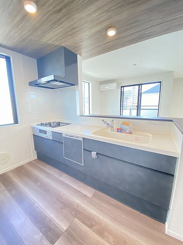 白を基調とした明るいキッチン。上段下段と収納力に期待がもてます。