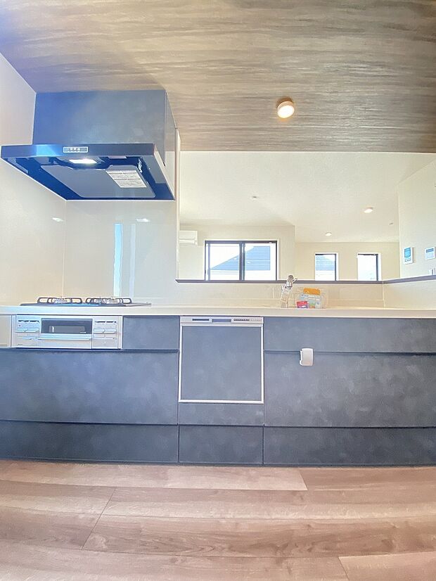 上段の吊戸棚もなく、リビングを広々見渡せます。