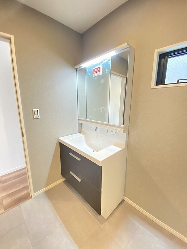 小窓があり、曇りやすい洗面スペースもすぐに換気ができます。