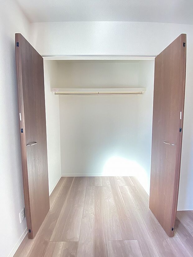 下半分に突っ張り棒を設置すると、倍容量のお洋服がかけられます。