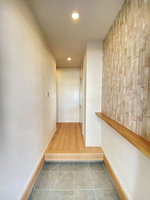 明るさと温かさに満ちた、家族を迎える穏やかな玄関スペースです