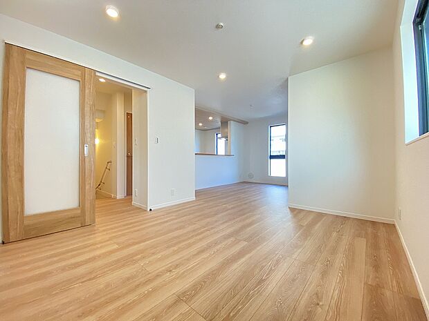 リビングで遊ぶお子様も、キッチンにいるママを確認しながら安心して遊べます。