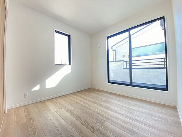 白を基調とした明るい子供部屋です。成長の瞬間を支える、夢と学びの部屋になりますね。