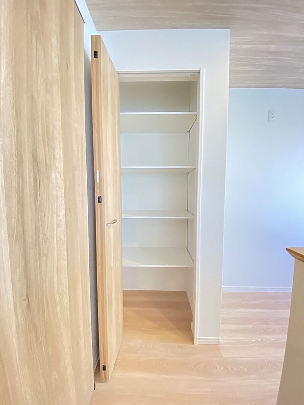 育ち盛りのお子様のいる暮らしを、頼もしく支える大容量パントリー