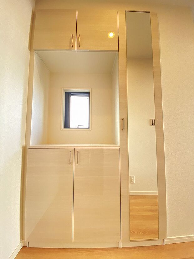 豊富な収納力で靴をまとめて片づけられ、玄関を清潔にキープできます。