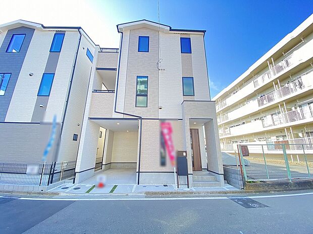 柔らかなベージュトーンが落ち着きと温もりを感じさせる外観です。