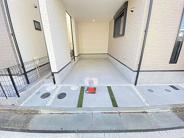 陽光あふれる青空の下、開放感と快適さが共存する理想の住環境です。