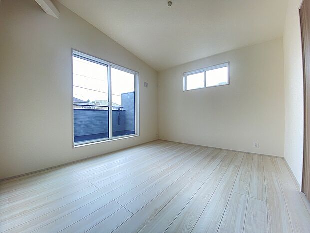 穏やかな時間が漂う、心休まる寝室です。ゆっくり休んで一日の疲れもとれそうですね。