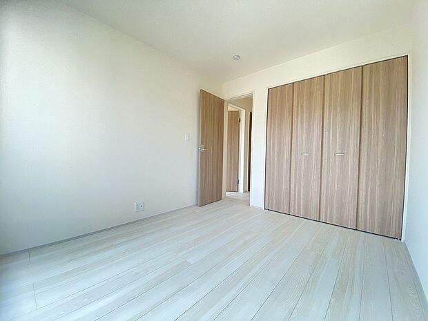 お好みのカーテンやラグで、自分好みにカスタマイズ