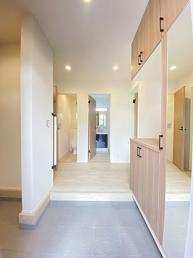 白を基調にした玄関が、家族をそっと迎えてくれる優しい空間です。