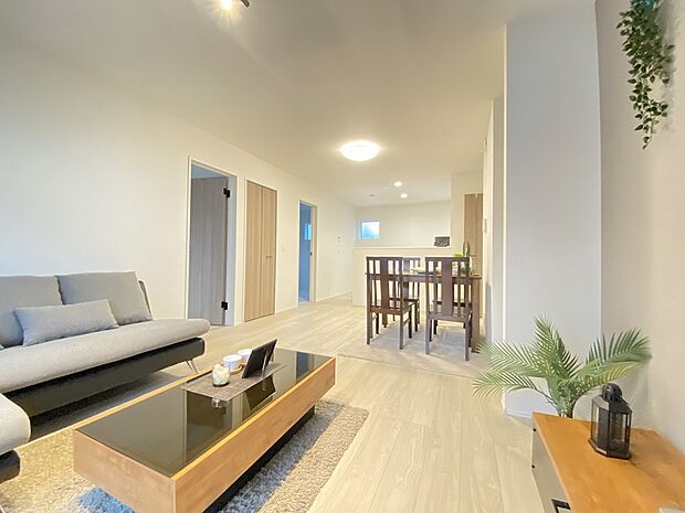 縦長リビングでオープンでのびやかな空間。お子様もつい駆け出してしましそうです。