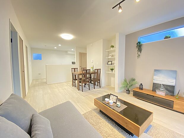 お気に入りのインテリアも引き立つ、優しい色調のフローリングと白いクロス。落ち着いた空間です。