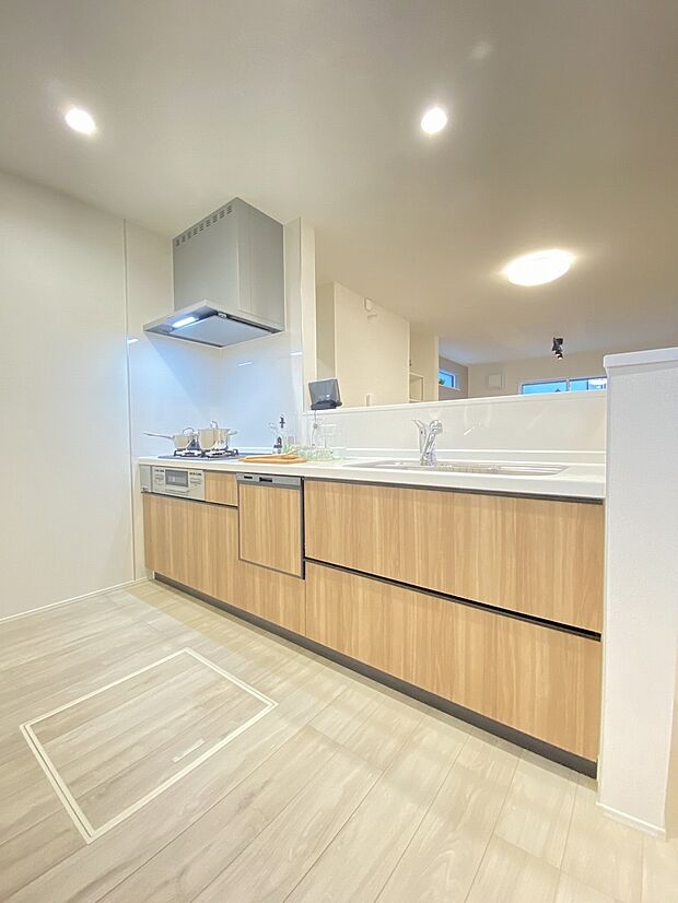 効率を重視した、心地よいキッチン設計。広々としたシンクで、食事の後片付けもはかどります