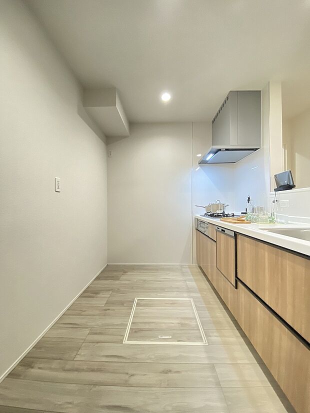 使いやすさに特化した、シンプルなキッチン空間です。広々としたシンクで、食事の後片付けもはかどります