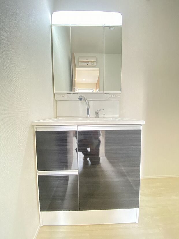 ヘアセットの時も嬉しい3面鏡。後ろ姿もしっかりチェックできます。