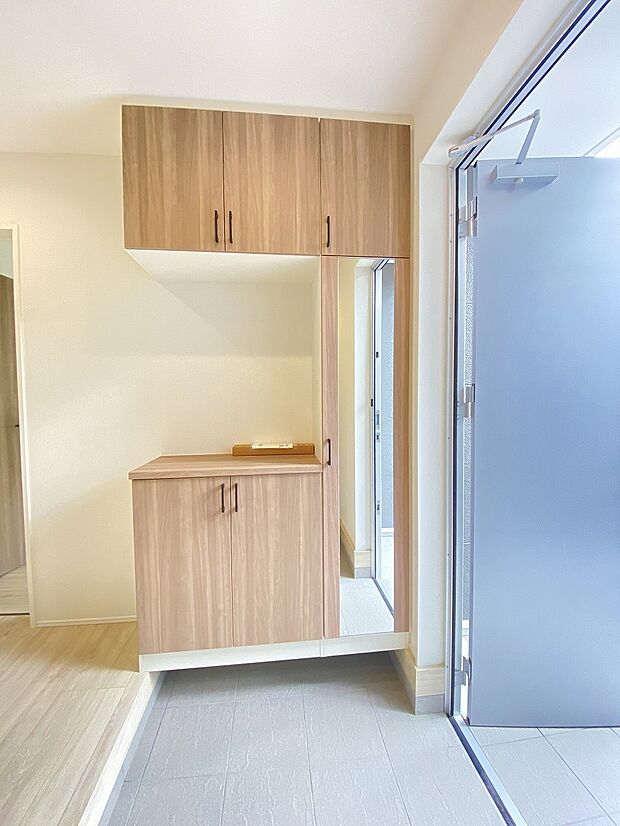 天井まで届く大容量シューズボックスで、靴の収納もラクラク