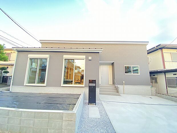 広々とした青空のもと、陽当たりと開放感を満喫する心地よい住環境です。