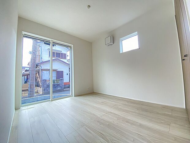 嬉しい2面採光。風と光を感じることで、季節の移ろいも感じられます。