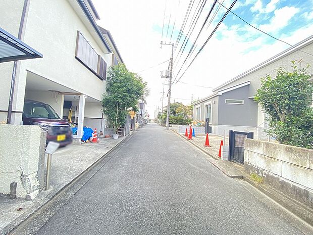 青空が広がり、陽光が差し込む開放感に包まれた住環境です。