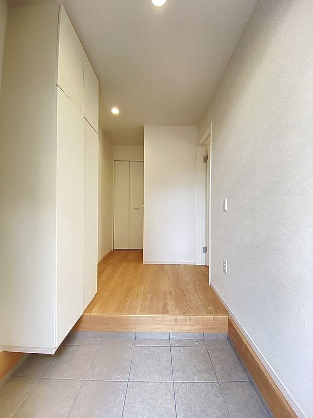 家族の笑顔に寄り添うナチュラルトーンの明るい玄関です。