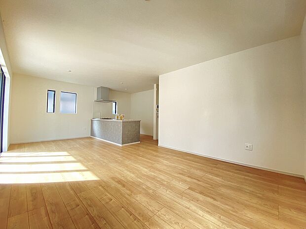 お気に入りのインテリアも引き立つ、優しい色調のフローリングと白いクロス。落ち着いた空間です。