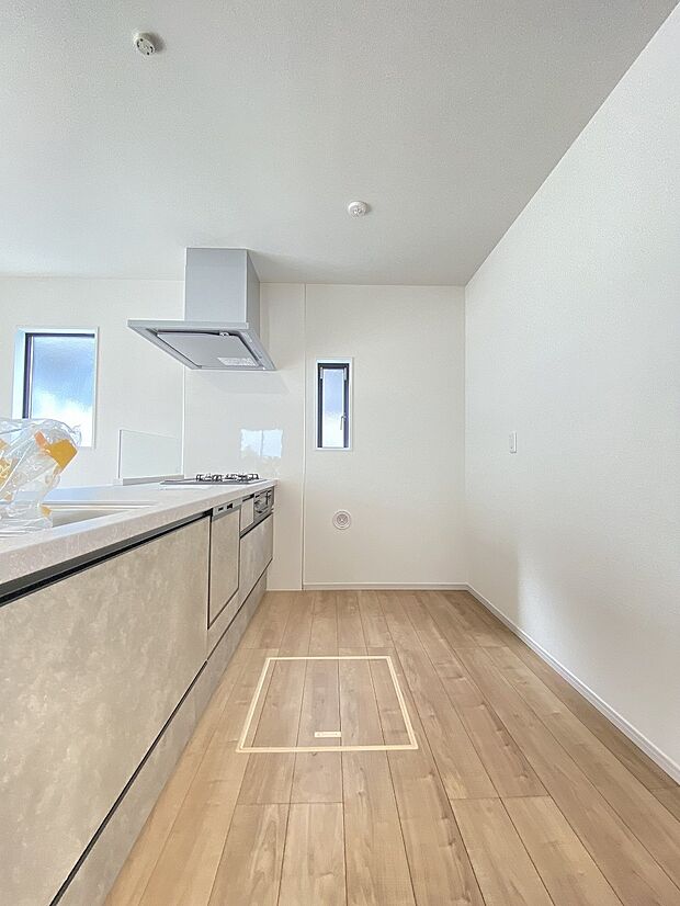 白を基調とした明るいキッチン。上段下段と収納力に期待がもてます。