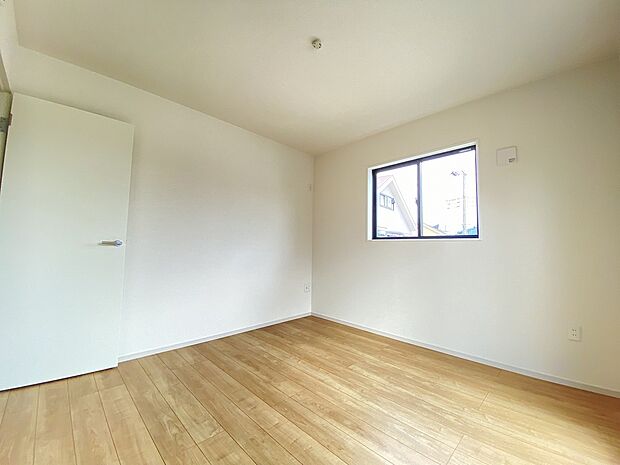 朝の光がやさしく差し込む。鳥のさえずりに包まれて目覚める、贅沢なひとときです。