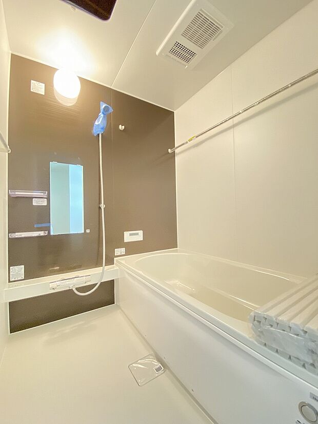 防水携帯で漫画や動画の視聴を楽しみながらゆったりバスタイム