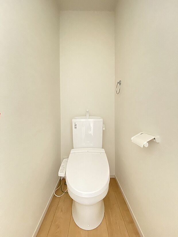 壁付けリモコンで、操作もしやすいウォシュレット付きのトイレ。