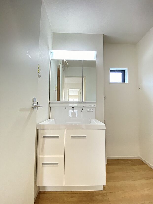 朝の身支度も二人で使えるワイドな洗面化粧台。今日の予定やイベントを話しながら、忙しい朝も家族でにぎわいそうな空間です。