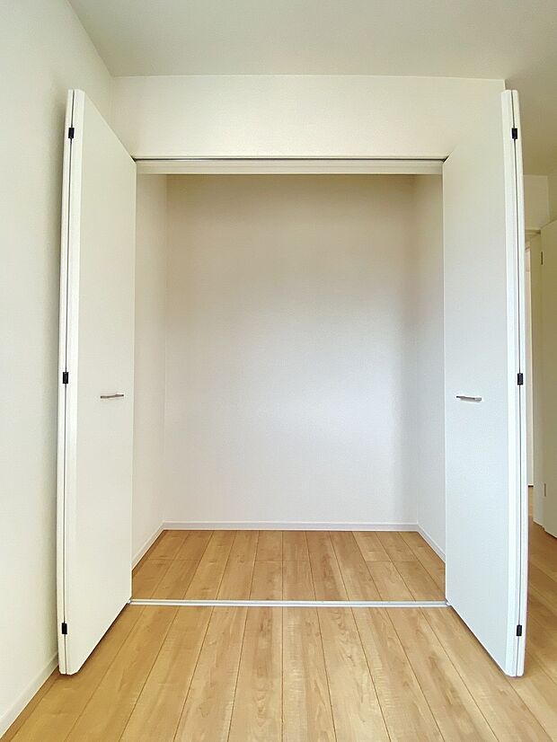 片付けもしやすい2面のクローゼット。衣類と小物に分けられます。