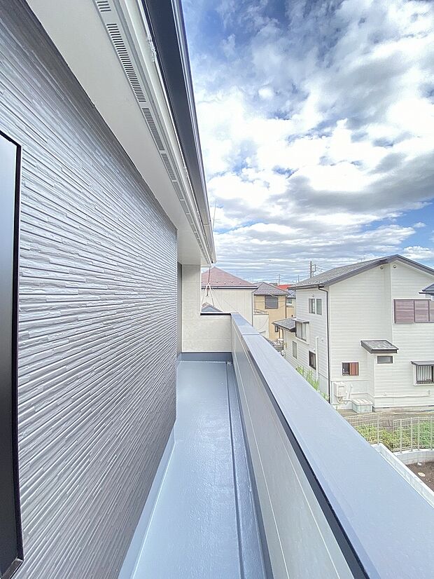 陽光あふれる青空の下、開放感と快適さが共存する理想の住環境です。