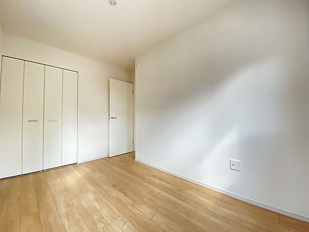 暮らしにやさしく寄り添う、明るい洋室。