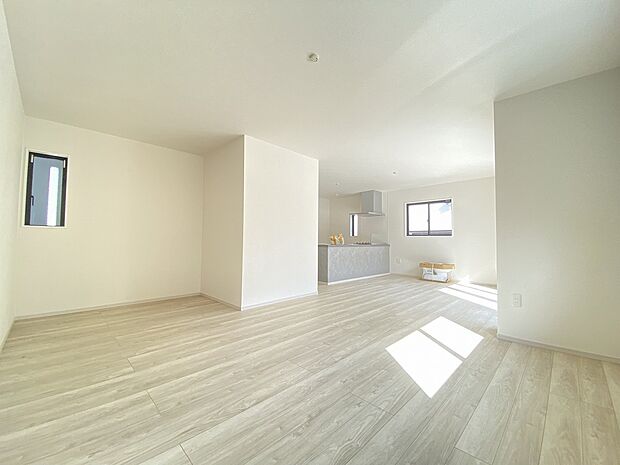 縦長リビングでオープンでのびやかな空間。お子様もつい駆け出してしましそうです。