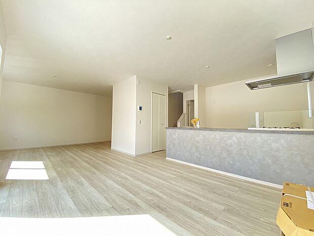 自然の美しい木肌の風合いが優しい表情を生み出します。ナチュラルで温かみのある空間です。