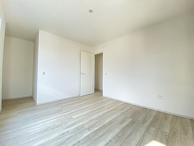 朝の光がやさしく差し込む。鳥のさえずりに包まれて目覚める、贅沢なひとときです。