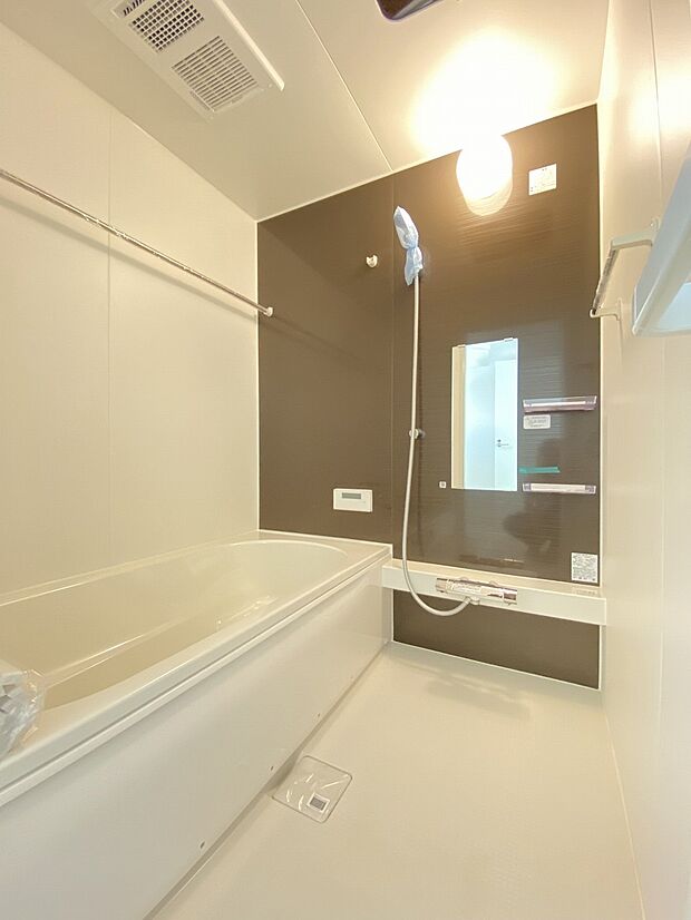 落ち着いた色合いで疲れた体を癒してくれる、贅沢な寛ぎ空間です。