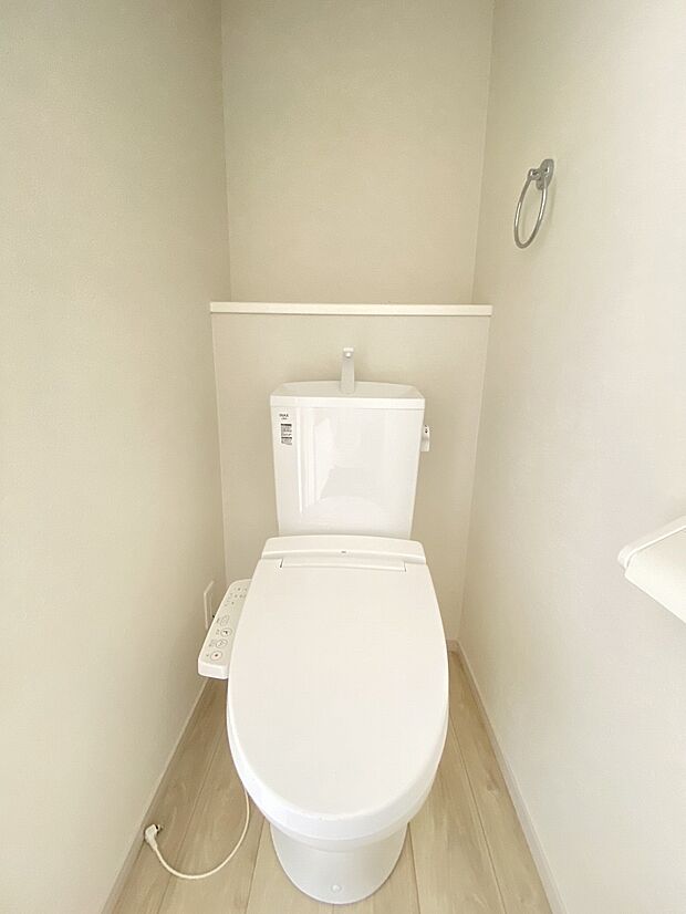 壁付けリモコンで、操作もしやすいウォシュレット付きのトイレ。